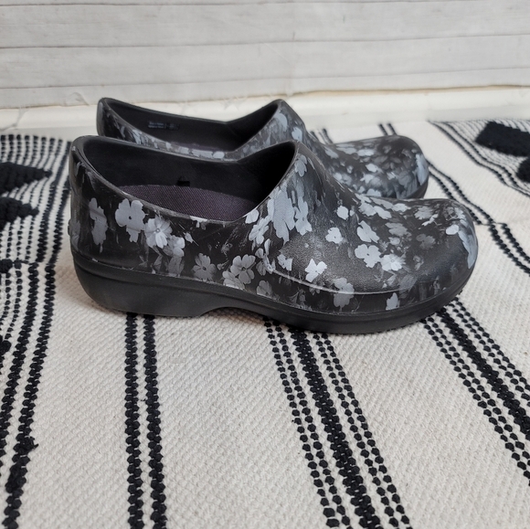 Crocs Neria Pro Light Casual Clogs Blue  Floral Print, sz 8 - Picture 1 of 12